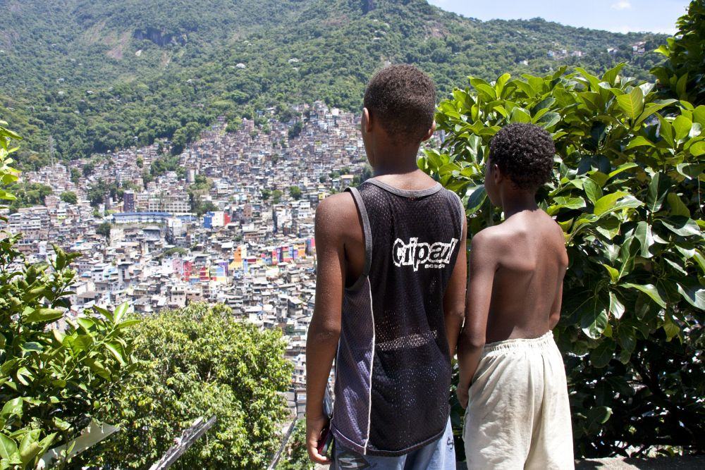 Blick auf eine Favela in Rio de Janeiro